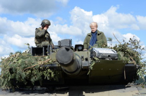 Президент Литвы Даля ГРИБАУСКАЙТЕ осматривает натовский танк