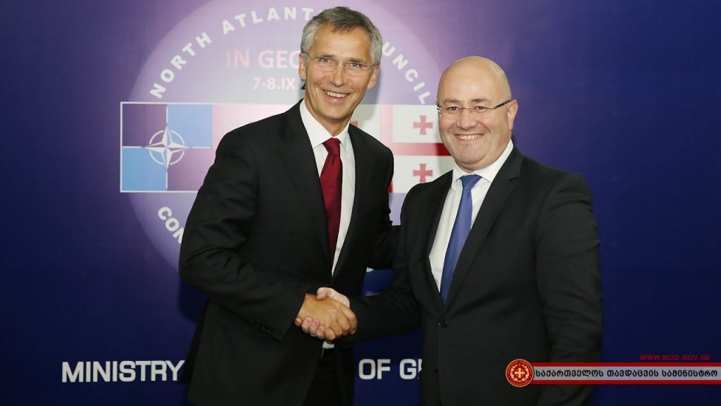 Генеральный секретарь НАТО Й.Столтенберг и министр обороны Грузии Леван Изория, сентябрь 2016 года. Тбилиси