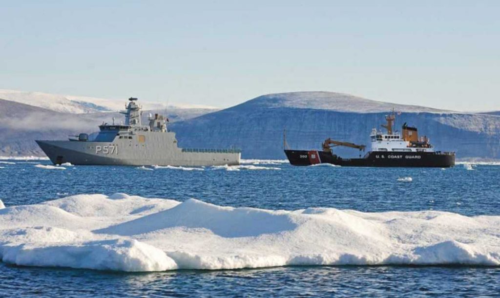 Военный конвой во льдах Арктики