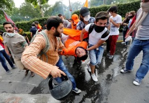 Demonstrators carry an injured man during a protest against Turkey's Prime Minister Tayyip Erdogan and his ruling AK Party in central Ankara June 2, 2013. Erdogan accused Turkey's main secular opposition party on Sunday of stirring a wave of anti-government protests, as tens of thousands regrouped in Istanbul and Ankara after a lull and trouble flared again in the capital. Police used tear gas on protesters in Ankara but the clashes were relatively minor compared with major violence in Turkey's biggest cities on the previous two days. REUTERS/Umit Bektas (TURKEY - Tags: POLITICS CIVIL UNREST) - RTX109EN