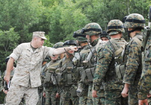 Американский спецназовец обучает молдавских военнослужащих