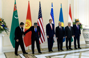 Джон Керри (в центре) во время встречи с министрами иностранных дел Туркмении, Киргизии, Узбекистана, Казахстана и Таджикистана. Фото: Brendan Smialowski / Pool / AFP