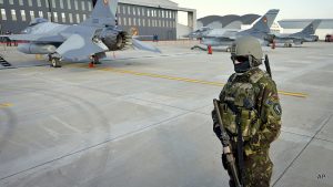 Румынский военный охраняет истребители F-16. Фото: mintpressnews.com