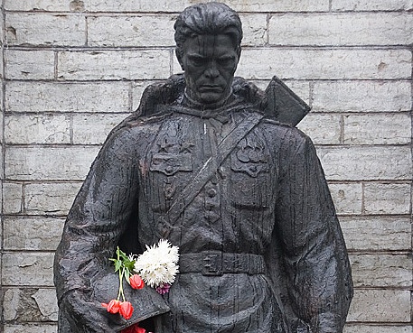 Памятник Бронзовому солдату до переноса его эстонскими властями