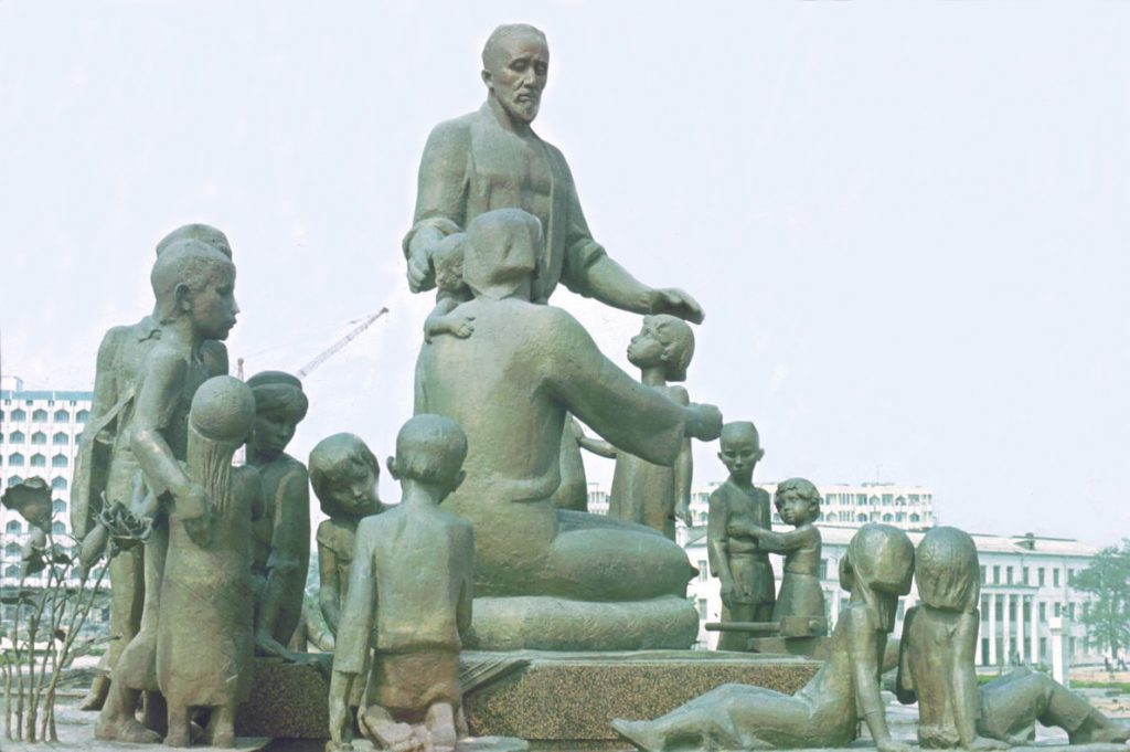 Памятник Шаахмеду Шамахмудову в Ташкенте на площади Дружбы народов, который в годы войны вместе с женой взял на воспитание 15 детей, эвакуированных в узбекскую столицу.