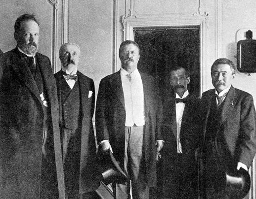 С.Ю. Витте (крайний слева) и Т.Рузвельт (по центру), Портсмут, 1905 г.
