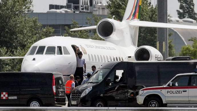 Самолёт Президента Боливии Эво Моралеса FAB 001 в окружении автомобилей австрийской полиции, аэропорт Вены, 2 июля 2013 г.