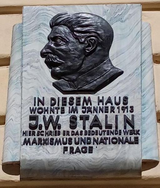 Мемориальная доска в Вене (Австрия) на доме, где Сталин работал над статьёй  "Марксизм и национальный вопрос" (1913 г.)