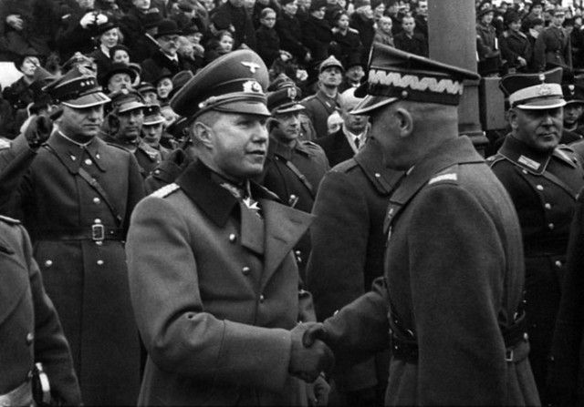Эдвард Рыдз-Смиглы и немецкий атташе полковник Богислав фон Штудниц на параде в Варшаве 11 ноября 1938 года.