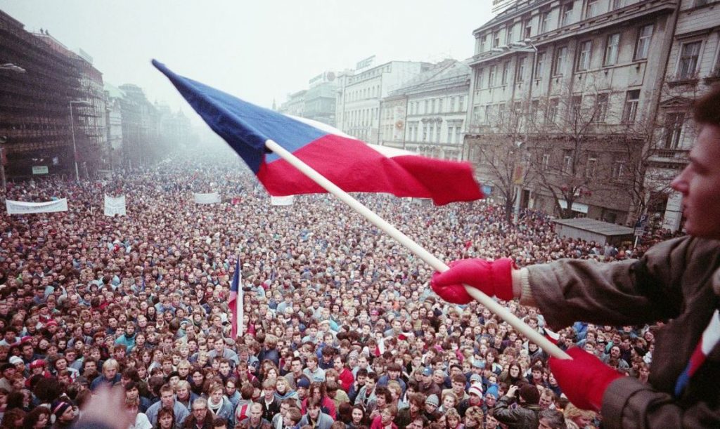 "Бархатная революция" в Чехословакии: не всё так однозначно.