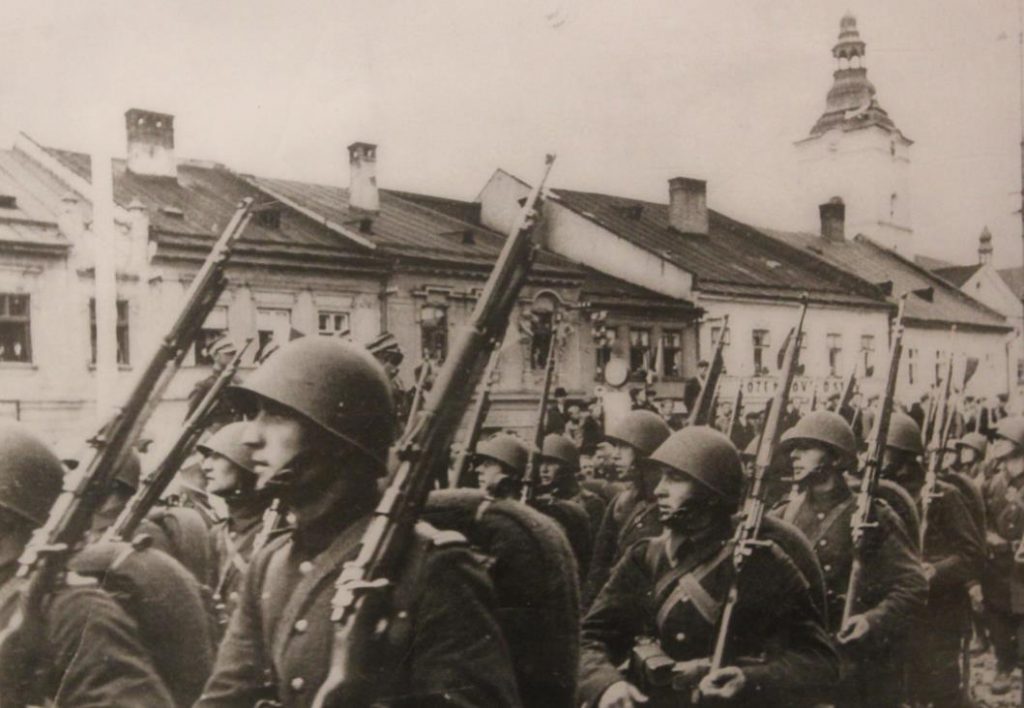 Польские солдаты в 1939 году отправляются на безнадежную схватку с гитлеровцами.
