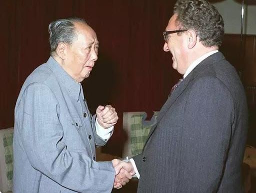 Китайский лидер Мао Цзэдун и эмиссар Вашингтона Генри Киссинджер