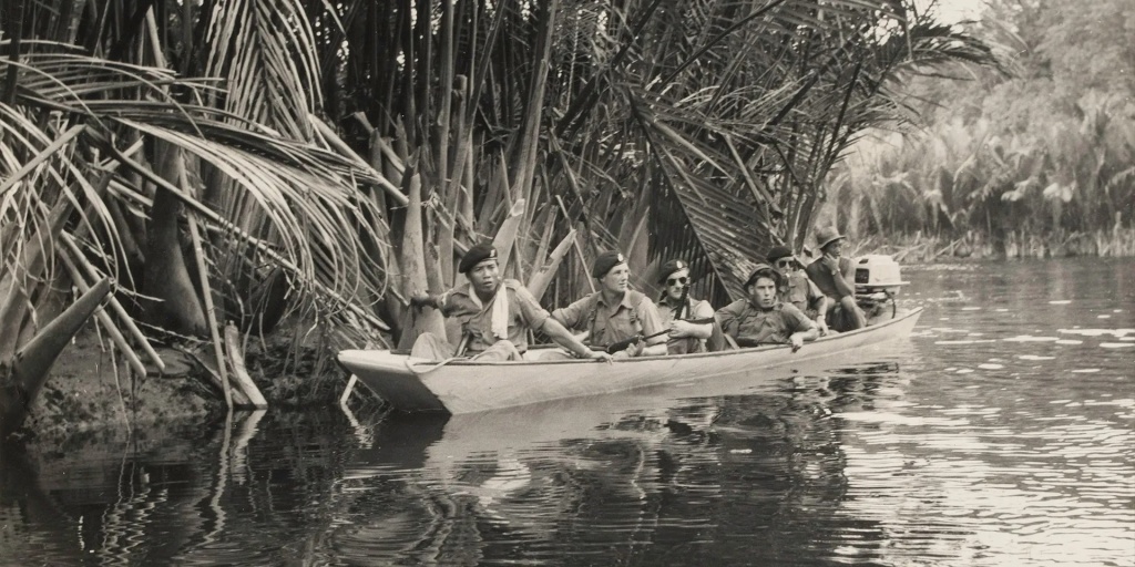 Британский патруль на пграничной реке, 1963.jpg